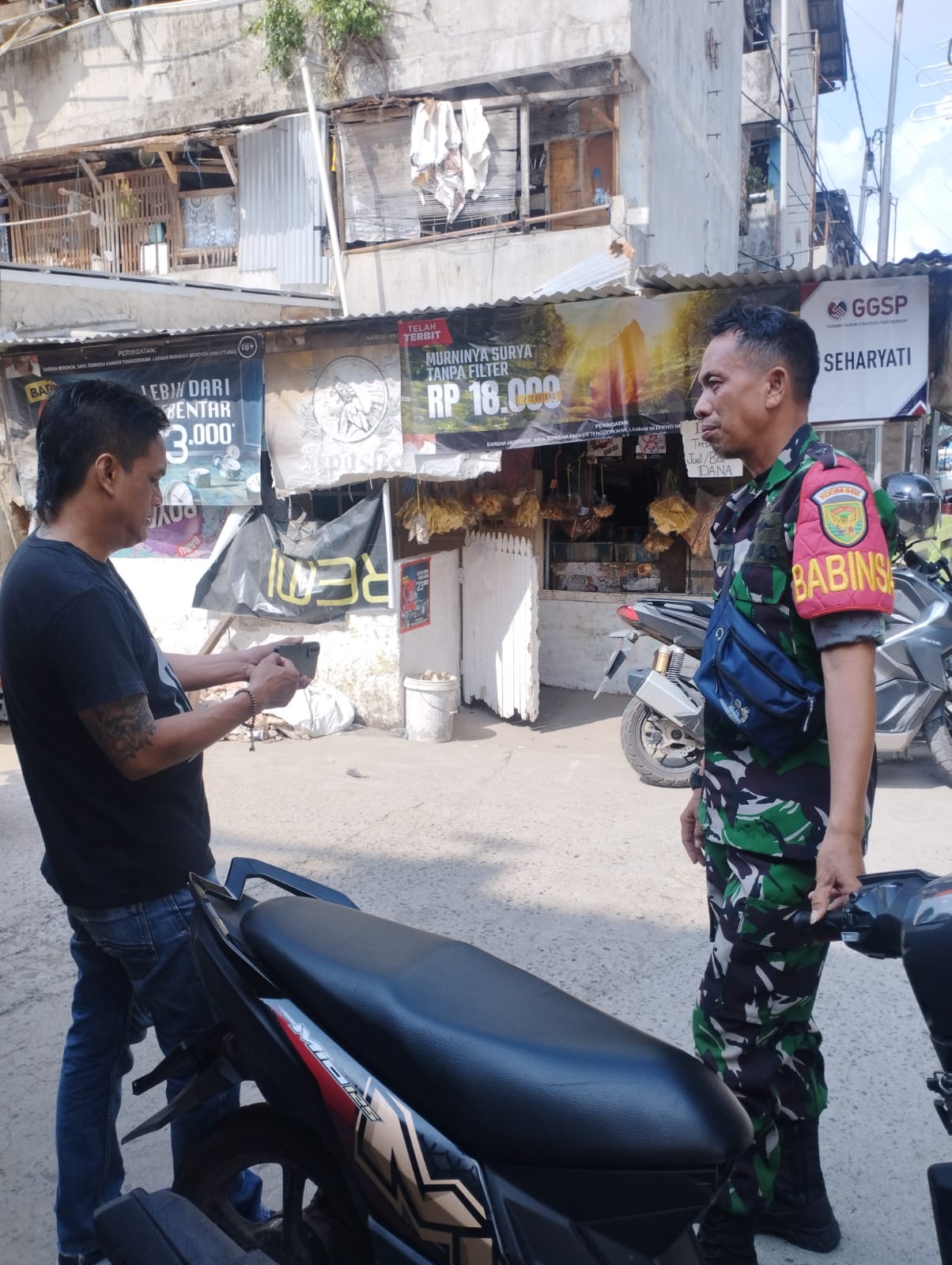 Babinsa 23 Ilir Ingatkan Pengendara Gunakan Helm demi Keselamatan 1