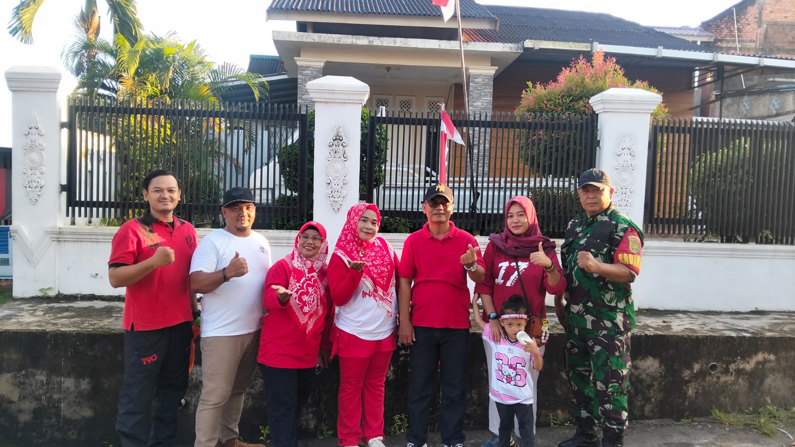 Babinsa Sukamaju Hadiri Jalan Santai HUT RI ke-80 Bersama Warga 2