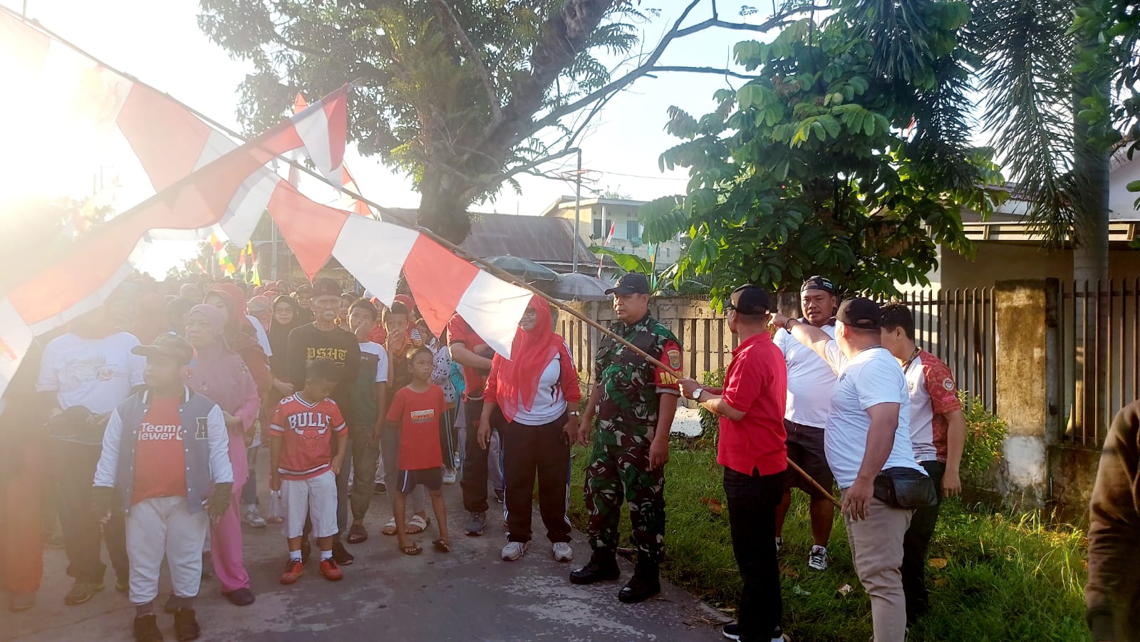 Babinsa Sukamaju Hadiri Jalan Santai HUT RI ke-80 Bersama Warga 1