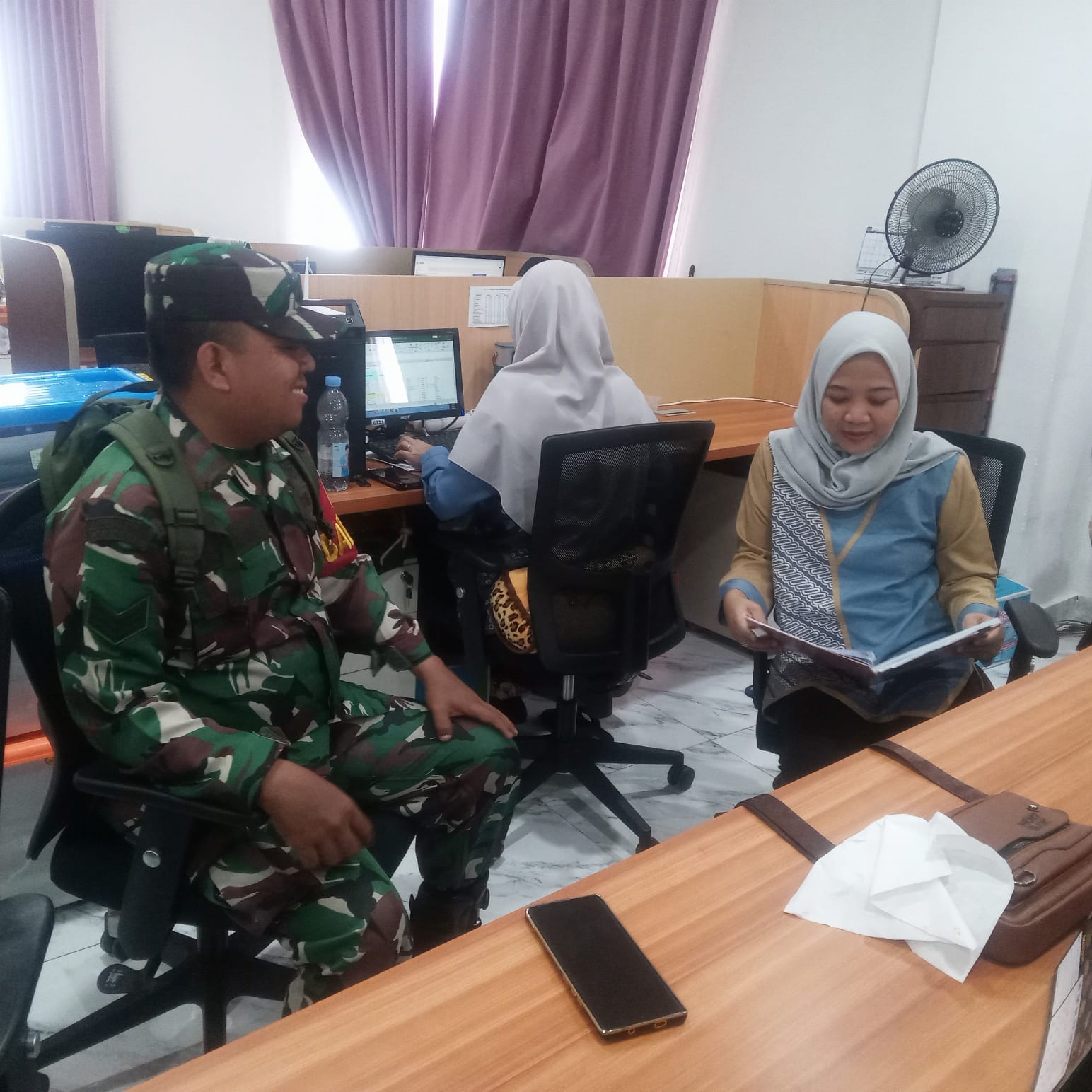Babinsa 22 Ilir Ingatkan Pentingnya Tertib Administrasi dan Pendataan Kesehatan 1