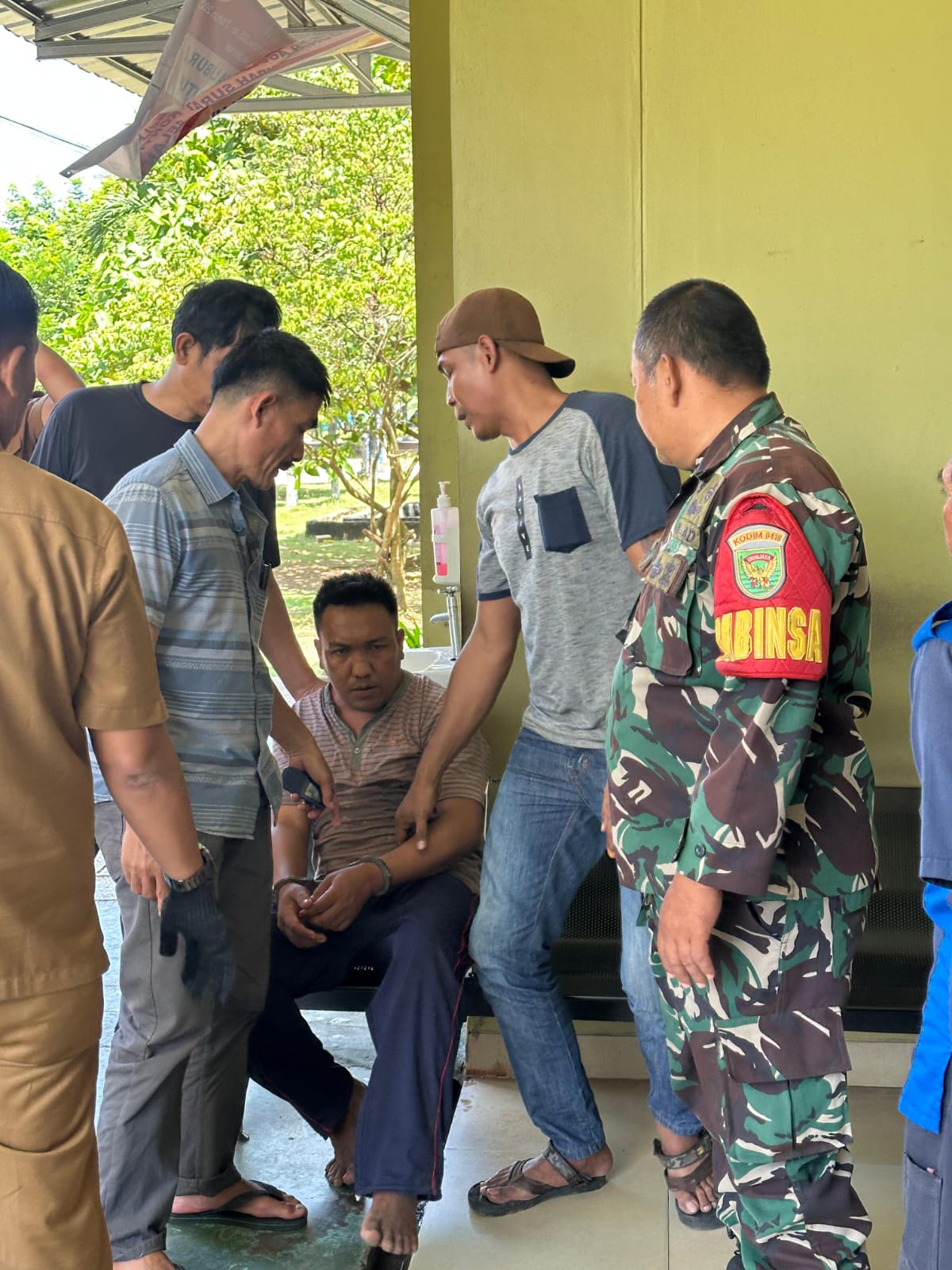 Babinsa Sukamaju Dampingi Evakuasi Warga ODGJ ke RS Ernaldi Bahar Palembang 1