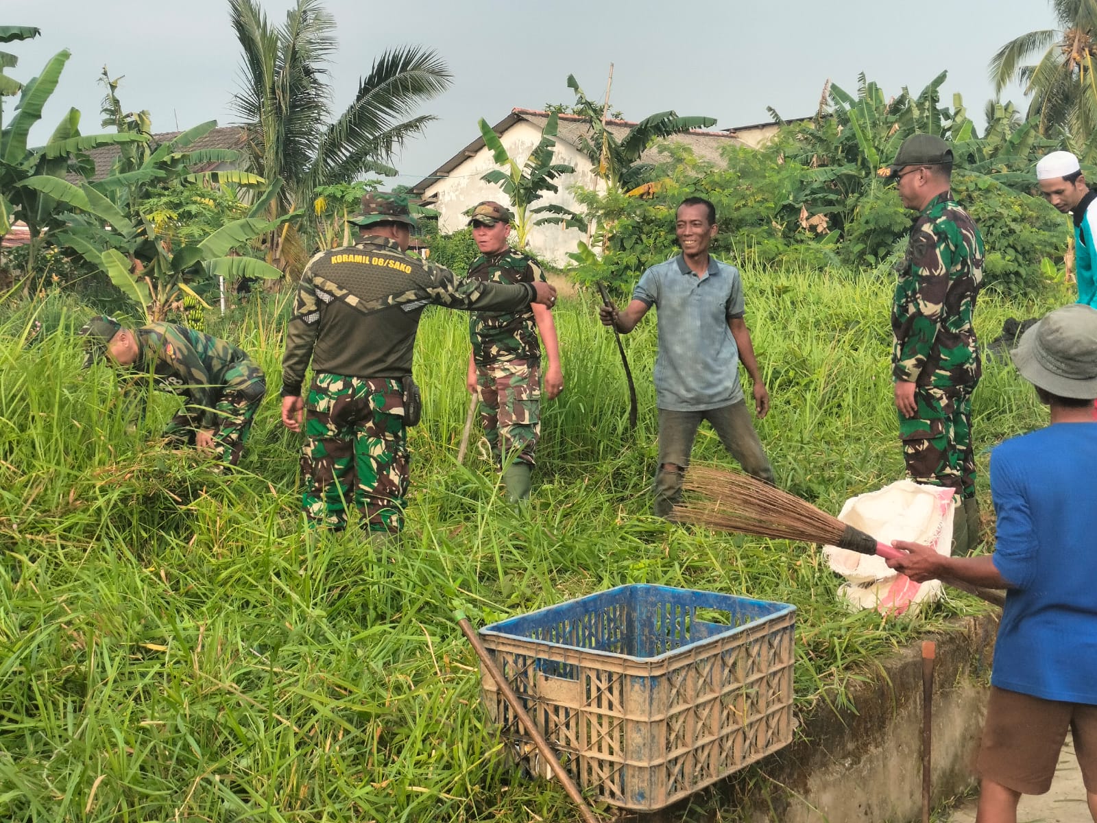 Danramil 418-08/Sako Kapten Arm Marwan Ikuti Gotong Royong di Kelurahan Sukamaju 2