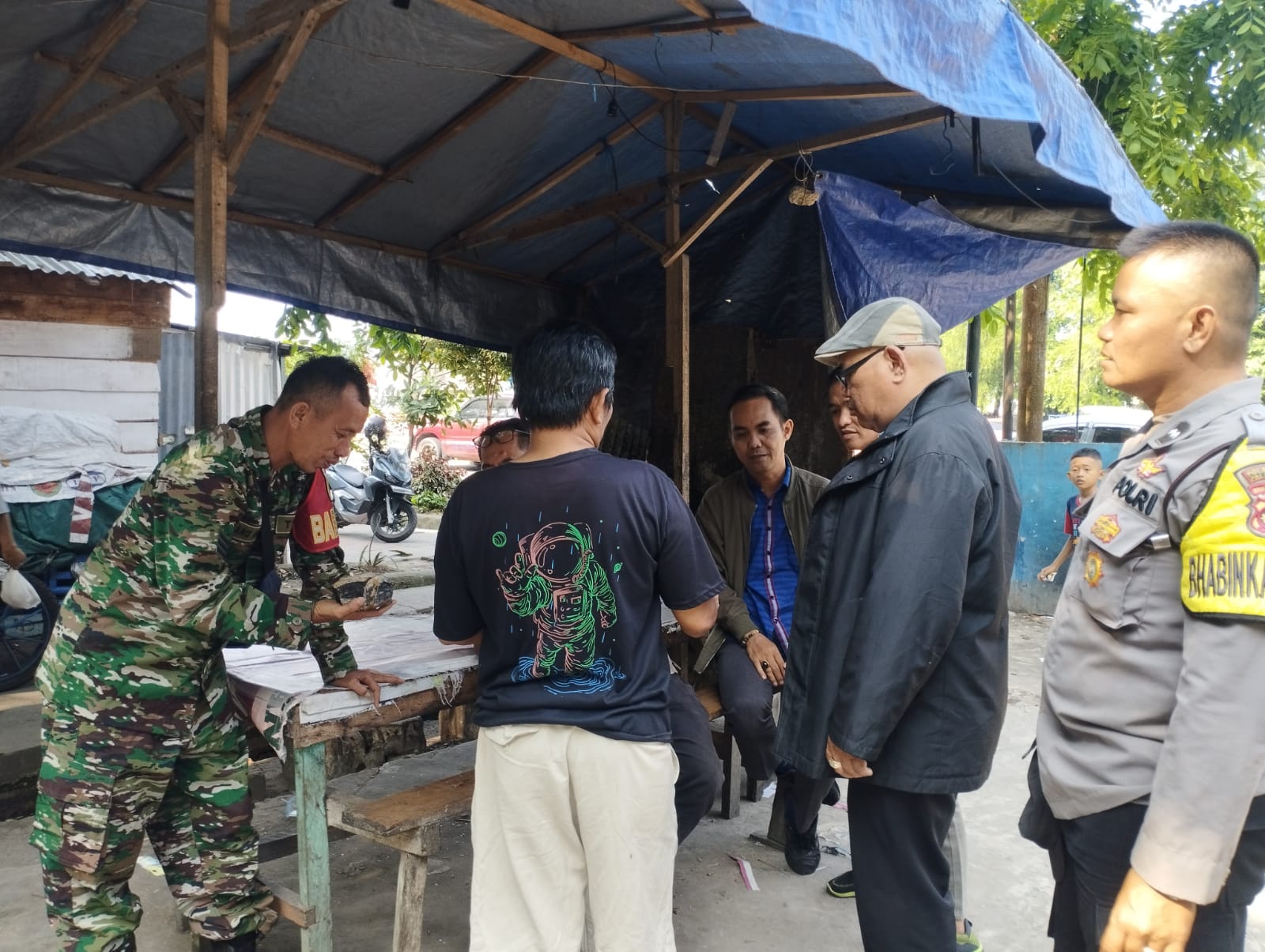 Babinsa 23 Ilir Laksanakan Komsos Bersama 3 Pilar, Ajak Warga Manfaatkan Program Beras Murah Bulog 1