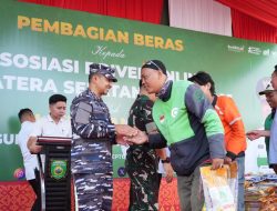 Lanal Palembang dan Forkopimda Bersinergi Salurkan Bantuan Beras untuk Driver Online