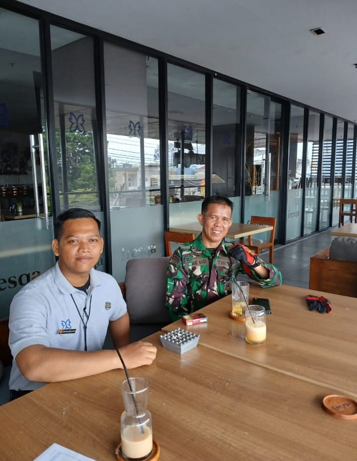 Babinsa 26 Ilir I Jalin Silaturahmi dengan Security Hotel Batiqa, Tekankan Pentingnya Keamanan dan Komunikasi 1