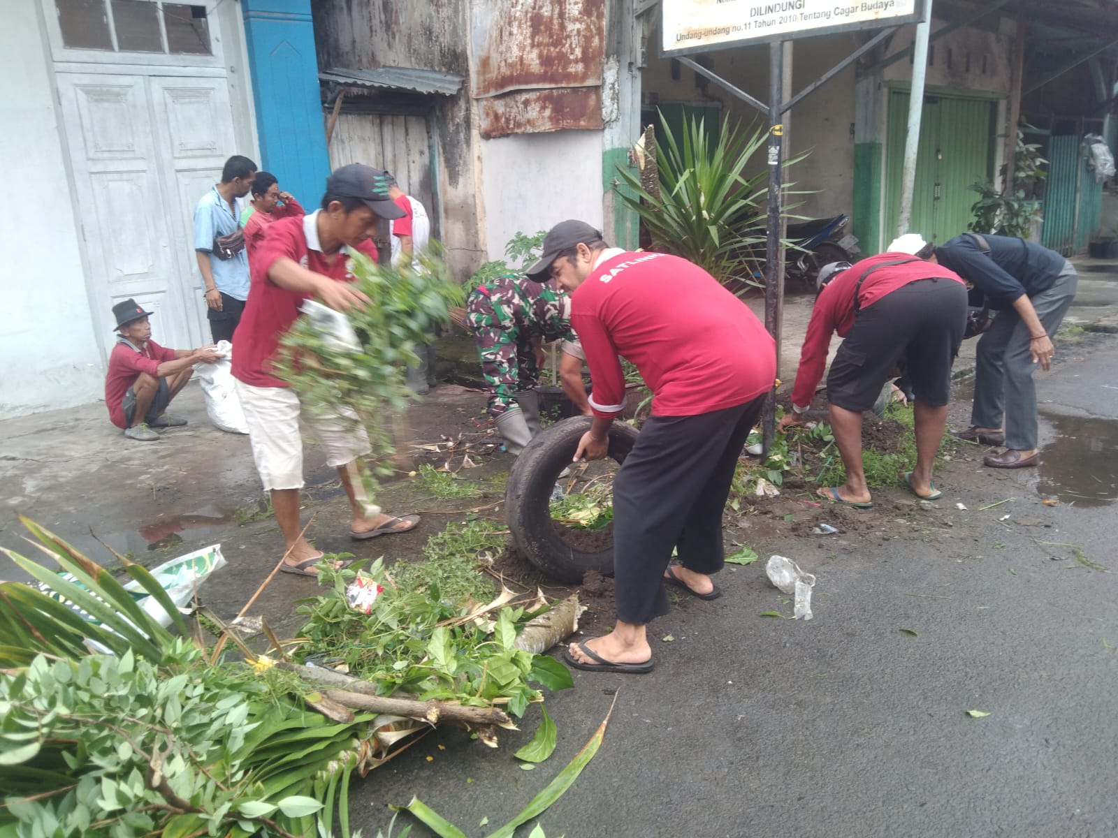 Babinsa 28 Ilir Ajak Warga Gotong Royong Bersihkan Parit untuk Cegah Banjir 2