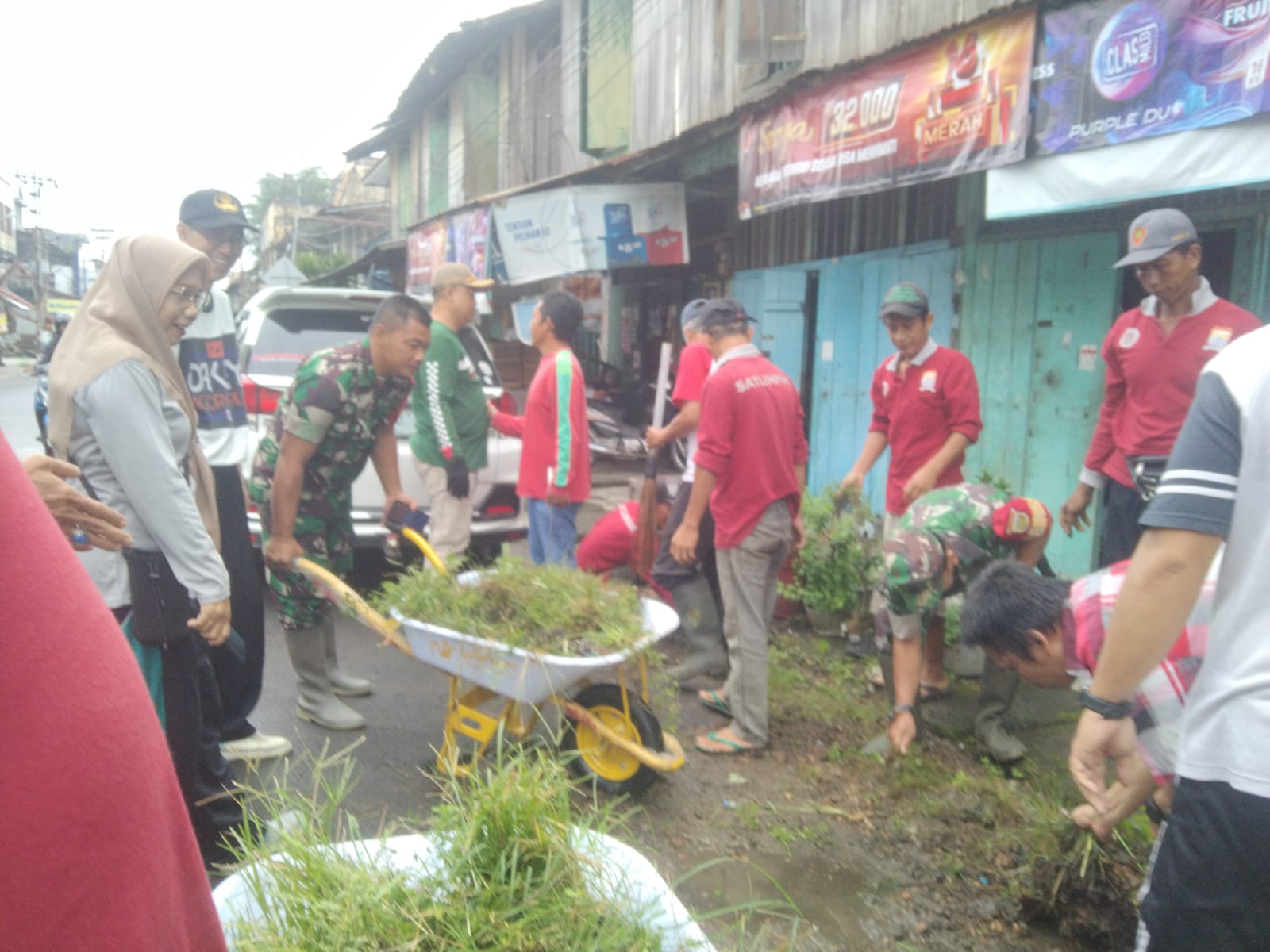 Babinsa 28 Ilir Ajak Warga Gotong Royong Bersihkan Parit untuk Cegah Banjir 1