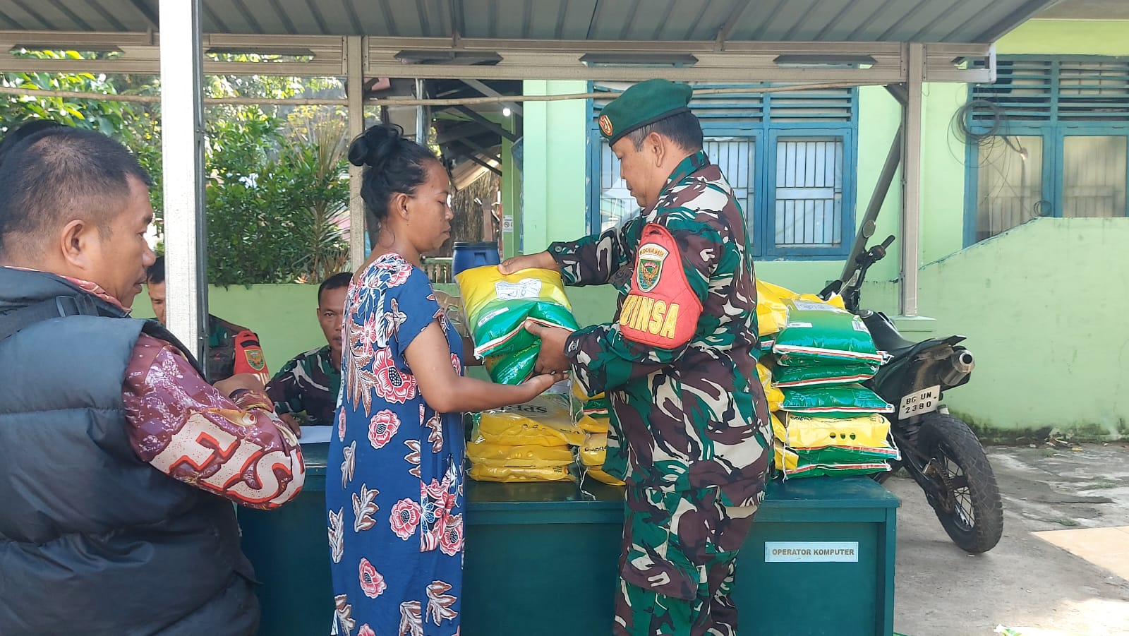Senyum Warga Sako Dan Sematang Borang Saat Dapat Beras Murah, Babinsa Pastikan Penyaluran Tepat Sasaran 1