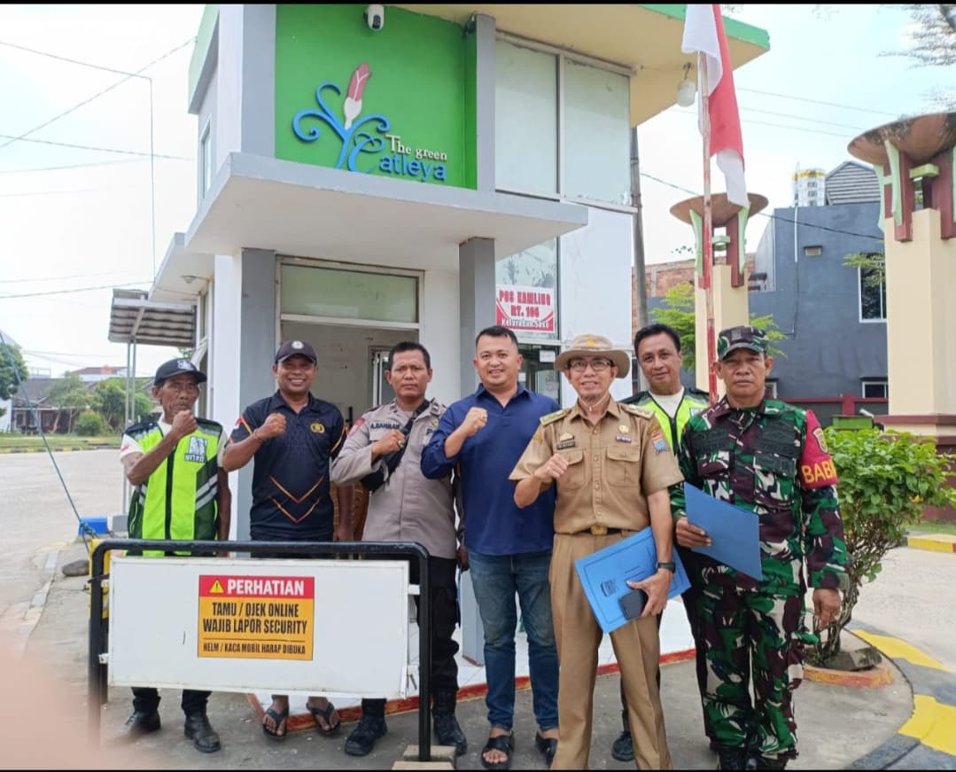Babinsa Sako Bersama Tiga Pilar Ajak Security dan Warga Peduli Kebersihan & Keamanan Lingkungan 1