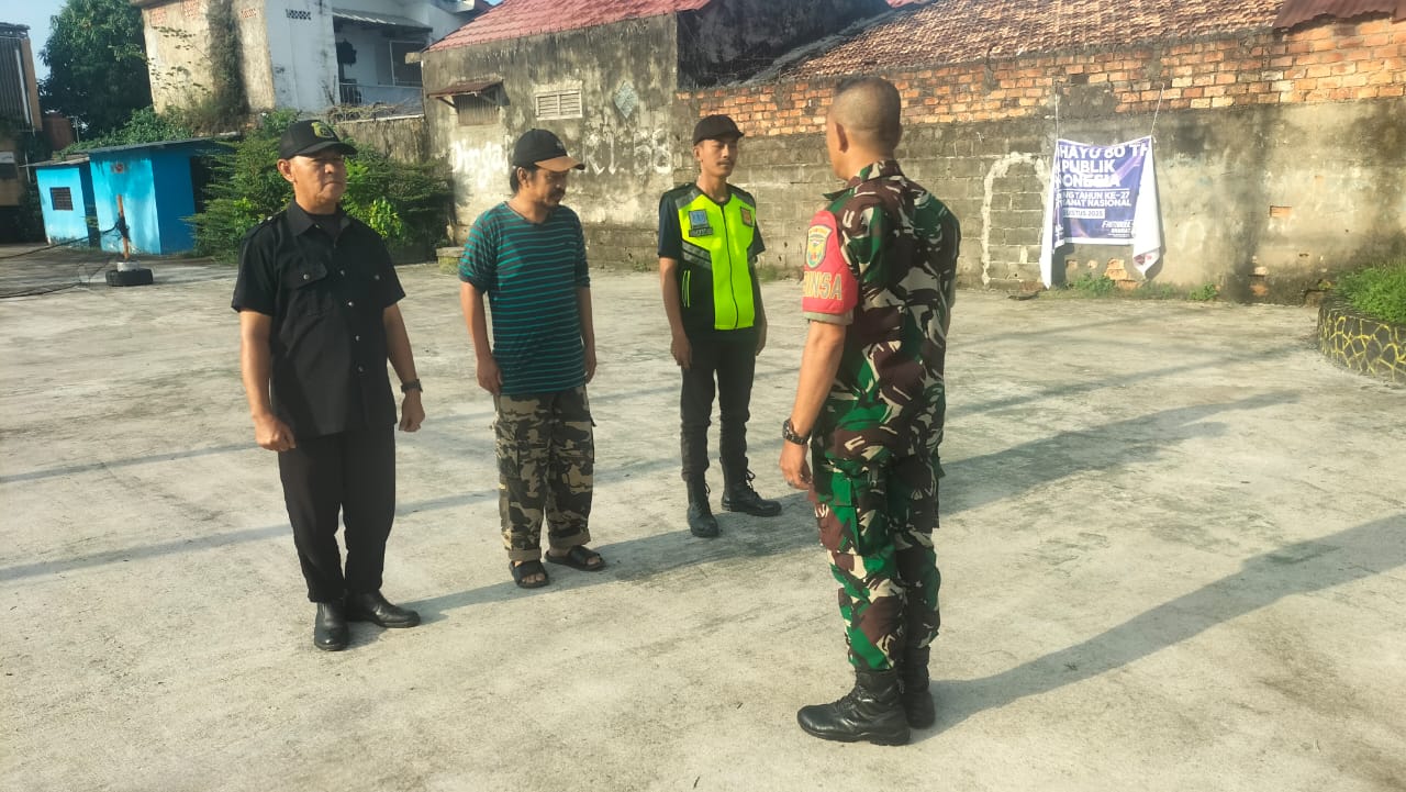 Babinsa Sako Bersama Tiga Pilar Ajak Security dan Warga Peduli Kebersihan & Keamanan Lingkungan 2