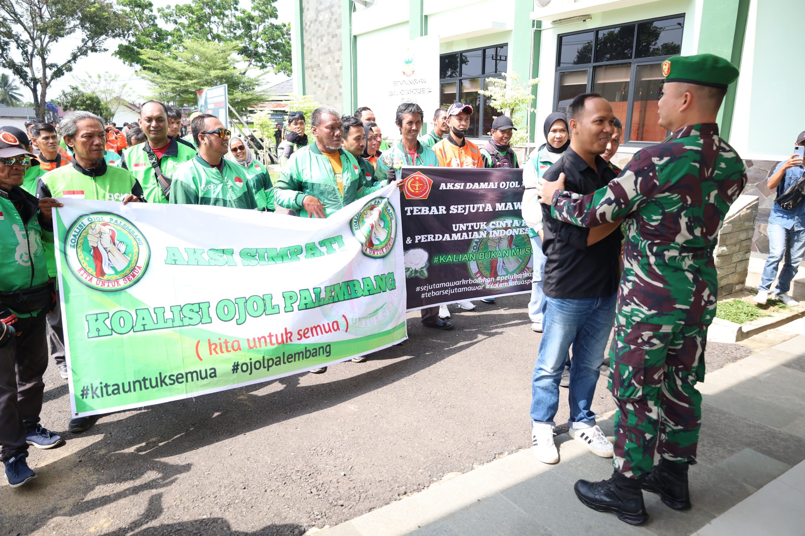 Kodim 0418/Palembang Sambut Aksi Damai Ojol Tebar Sejuta Mawar Kebaikan, Ciptakan Palembang Kondusif 3