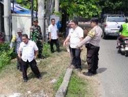 Babinsa 35 Ilir dan Tiga Pilar Tertibkan Pembuangan Sampah Sembarangan di Palembang