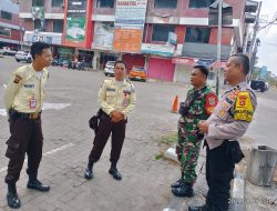 Babinsa dan Bhabinkamtibmas Ingatkan Security Living Plaza Palembang Jaga Keamanan dengan Humanis