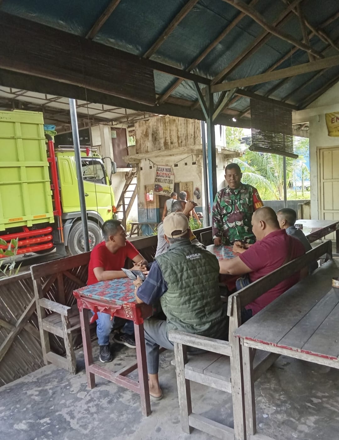 Babinsa Siring Agung Ajak Warga Jaga Kebersihan dan Kewaspadaan di Musim Hujan 1
