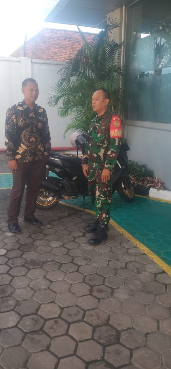 Babinsa Talang Semut Ingatkan Security PGN untuk Waspada dan Humanis 1