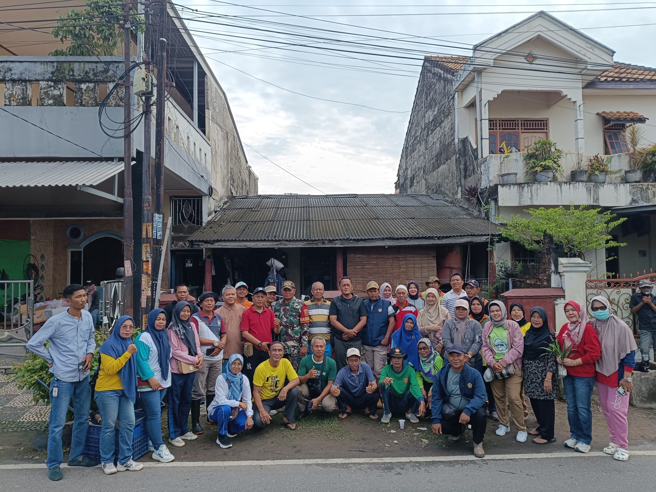 Gotong Royong Tingkat Kecamatan Sematang Borang, Babinsa dan Warga Bersihkan Lingkungan 1