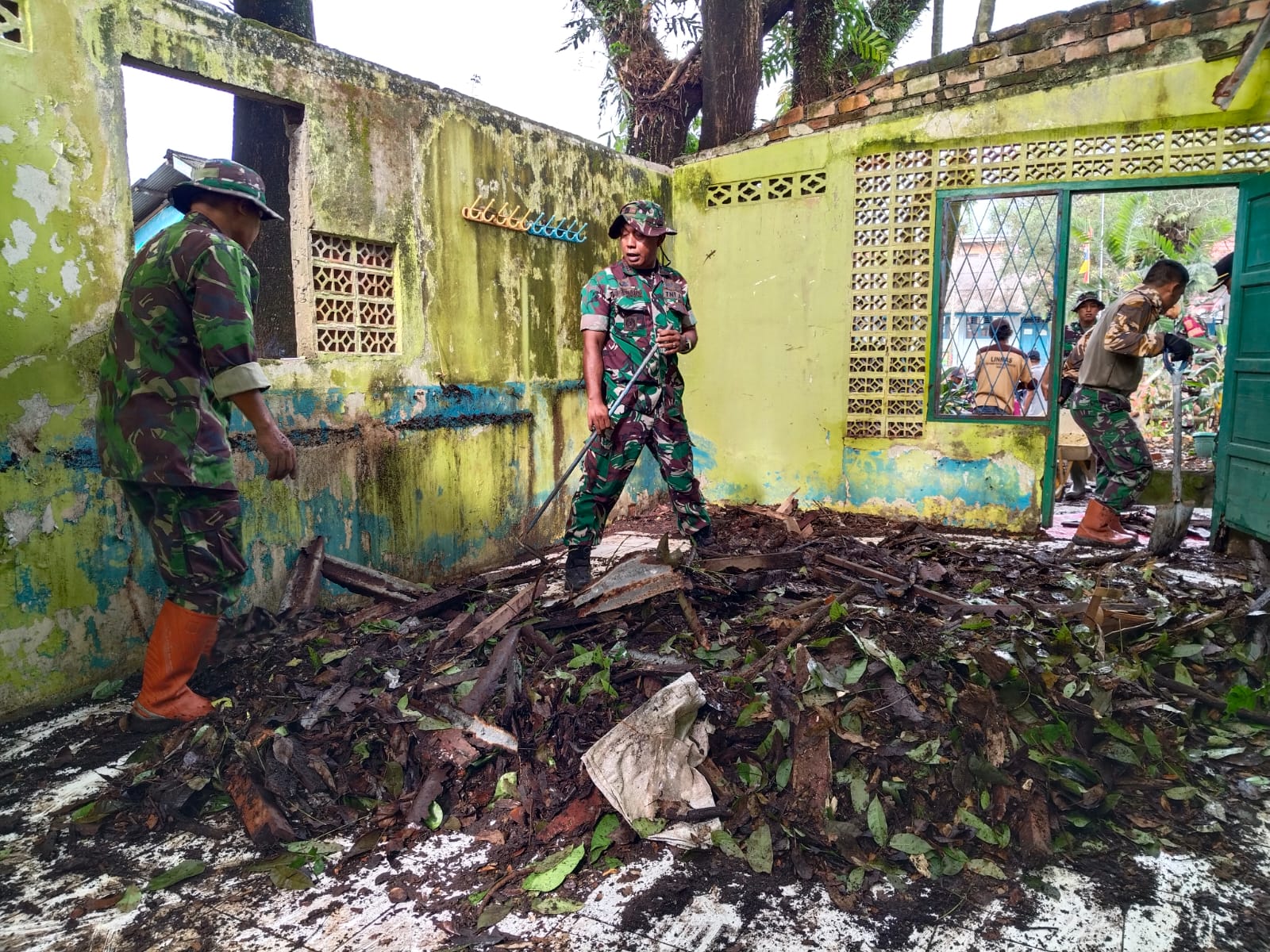 Danramil 01/Makrayu Pimpin Gotong Royong Jumat Bersih di SDN 31 Palembang 1