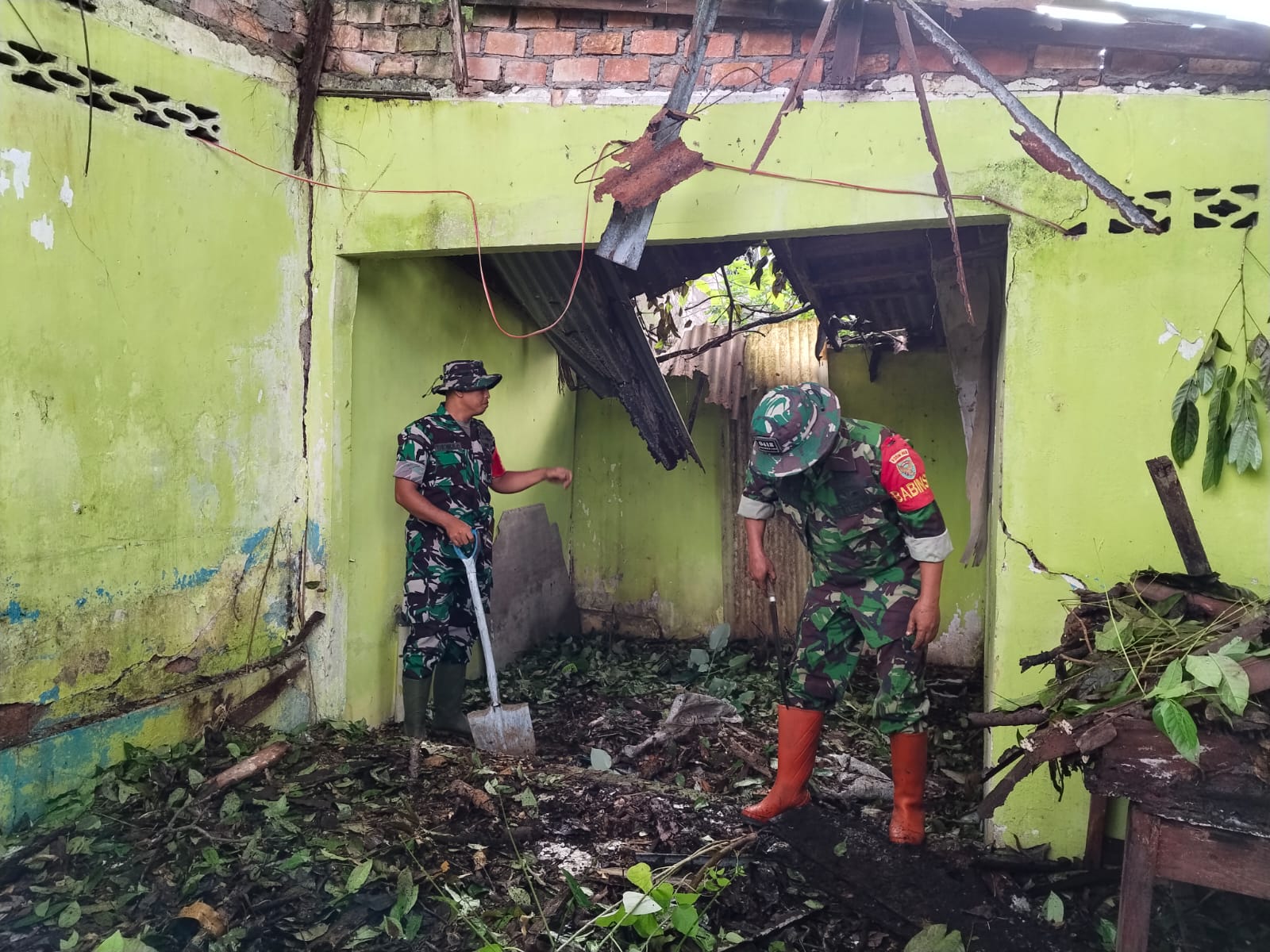 Danramil 01/Makrayu Pimpin Gotong Royong Jumat Bersih di SDN 31 Palembang 3