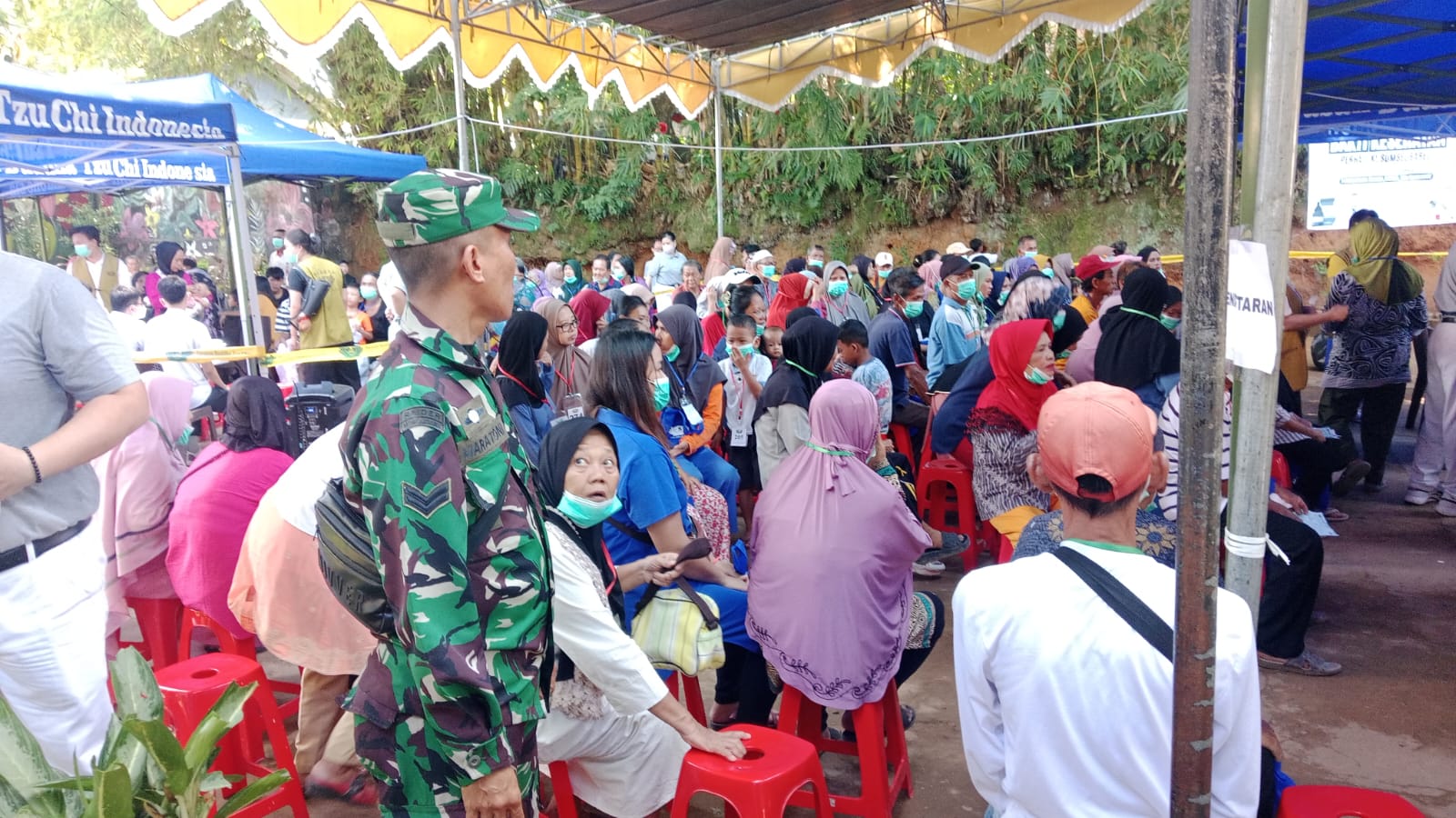 Babinsa 30 Ilir Dampingi Baksos Pengobatan Massal Budha Tzu Chi di Palembang 2