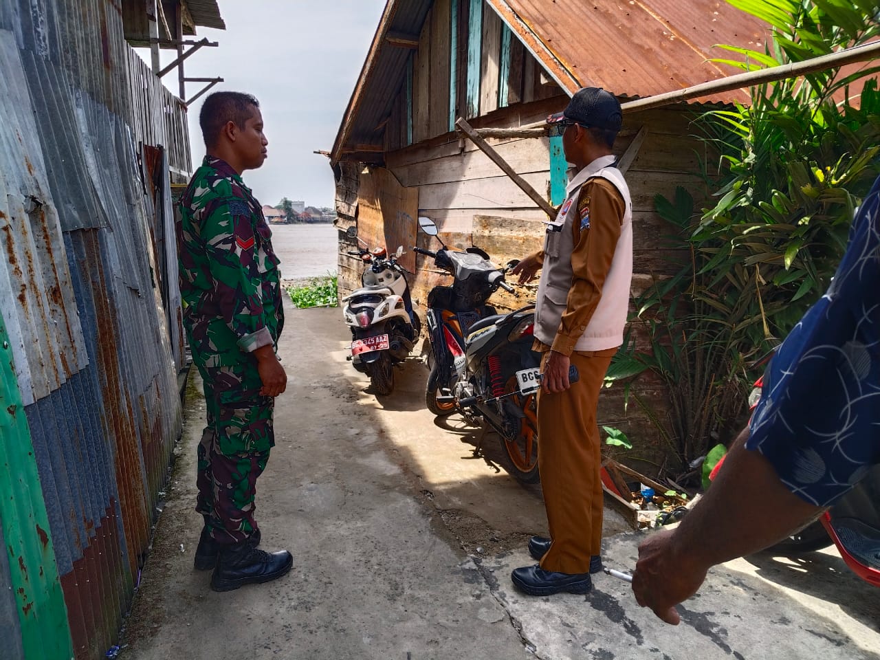Babinsa 36 Ilir Bantu Pencarian Warga yang Hilang di Sungai Musi 2