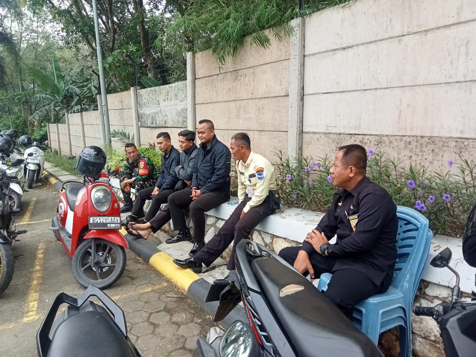 Babinsa 23 Ilir Sinergi dengan Satpam BCA, Bahas Kamtibmas dan Pelayanan Humanis 1