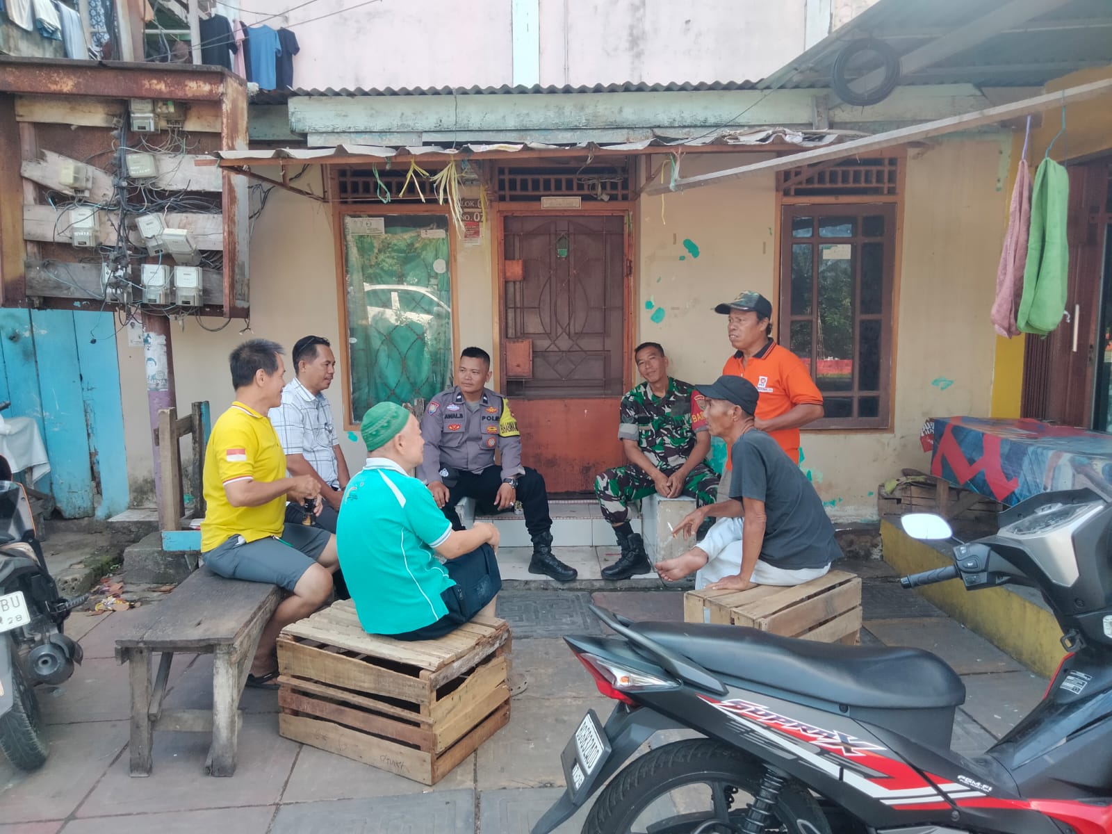 Babinsa Kodim 0418/Palembang dan Bhabinkamtibmas Ajak Warga 23 Ilir Jaga Kebersihan dan Keamanan Lingkungan 1