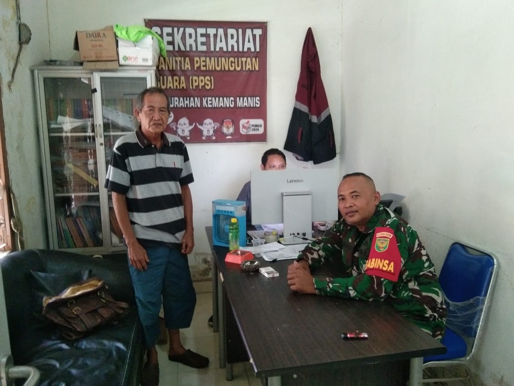 Babinsa Kemang Manis Bersama Ketua RT Bahas Antisipasi Tawuran Remaja 1