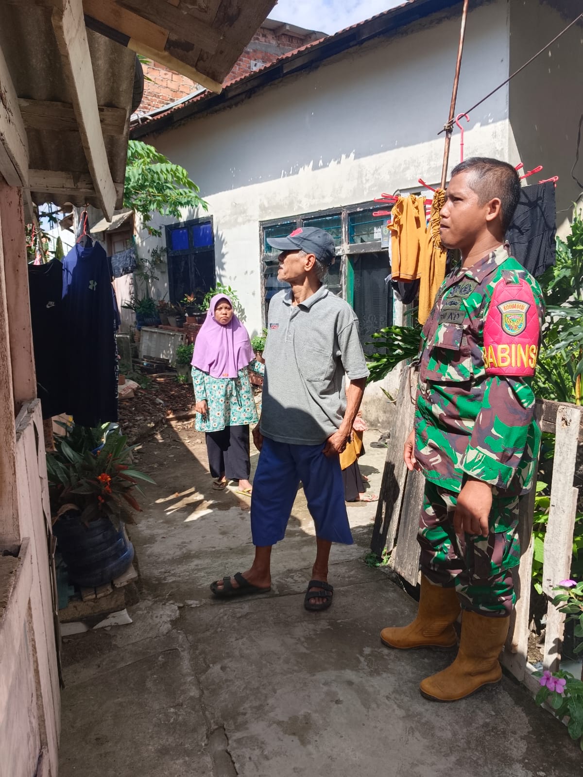 Babinsa 35 Ilir Ingatkan Warga Perhatikan Kondisi Rumah Demi Keamanan 1