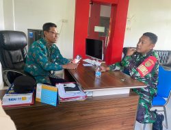 Babinsa Karang Anyar Jalin Komsos dengan Lurah Bahas Rencana Gotong Royong Warga