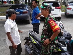 Babinsa 19 Ilir Ingatkan Juru Parkir di RS AK Gani Agar Tingkatkan Kewaspadaan