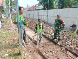 Babinsa 22 Ilir Ingatkan Pekerja Bangunan Pentingnya K3 di Lingkungan Kerja
