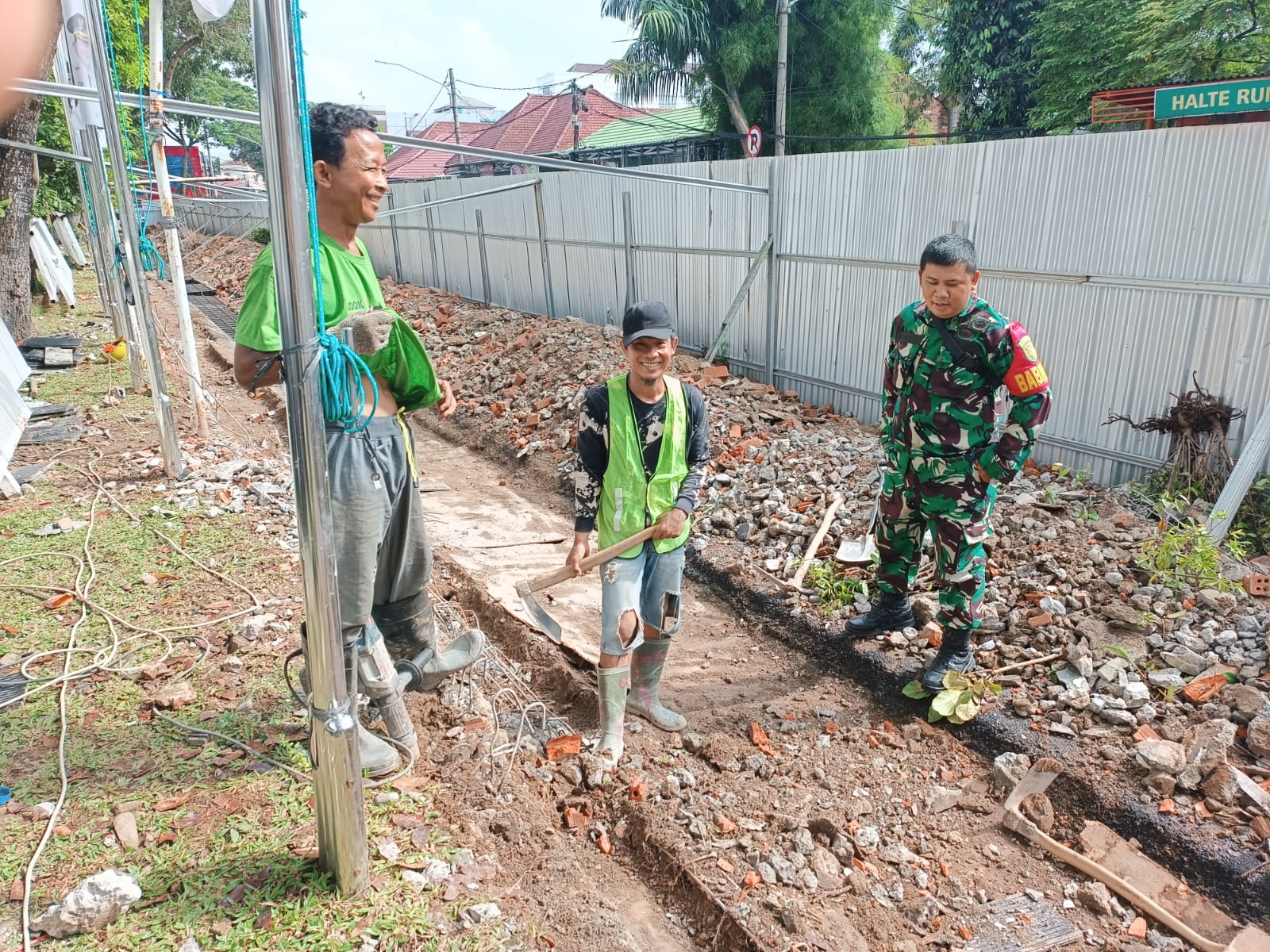 Babinsa 22 Ilir Ingatkan Pekerja Bangunan Pentingnya K3 di Lingkungan Kerja 1