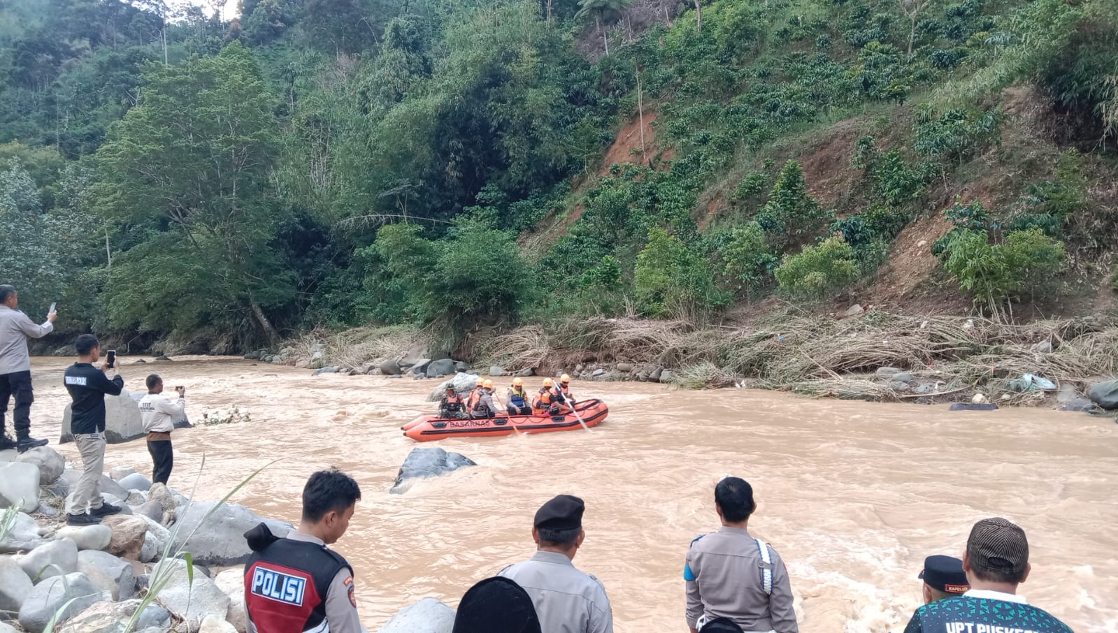Banjir Bandang Melanda OKU Selatan, 3 Rumah Hanyut dan 3 Warga Terseret Arus 1