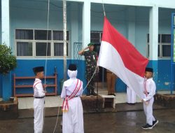 Babinsa Sako Jadi Pembina Upacara di SDN 105 Palembang, Tekankan Disiplin dan Keimanan