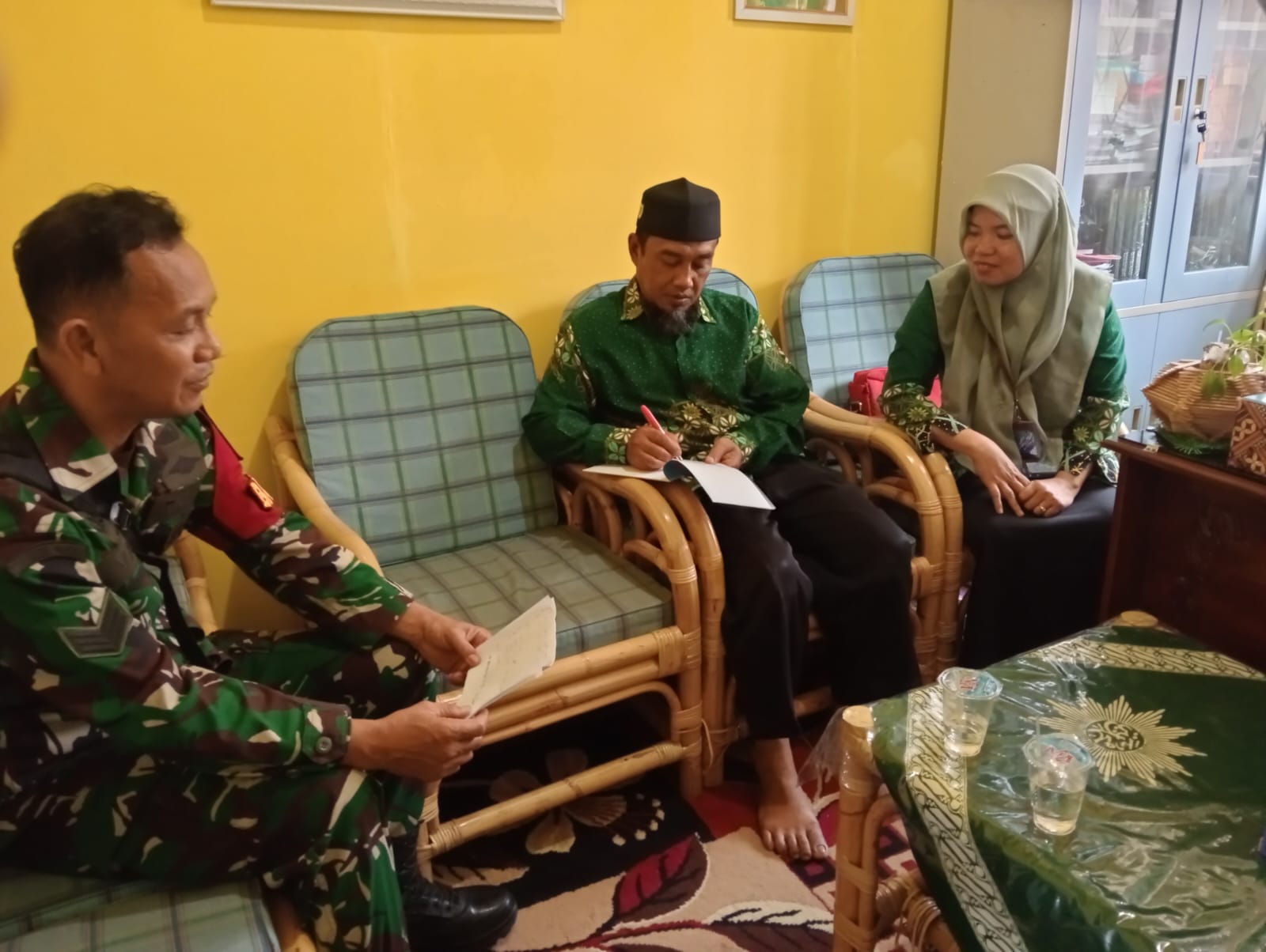 Babinsa Kelurahan Talang Semut Ingatkan Penjual Kantin Sekolah Jaga Kualitas Makanan 1