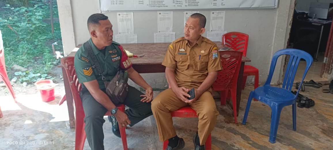 Babinsa Gandus dan Seklur Bahas Solusi Lampu Jalan Mati di Wilayah Kelurahan Gandus 1