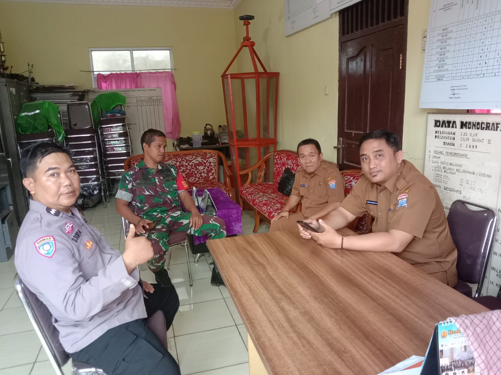 Babinsa 35 Ilir Dorong Gotong Royong Bersihkan Anak Sungai, Cegah Sampah Menumpuk 1