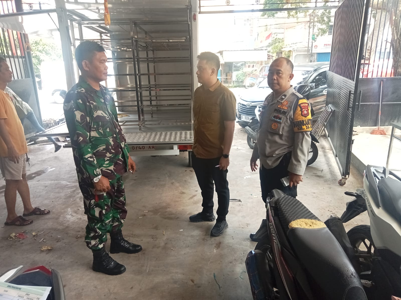 Babinsa 26 Ilir Bersama Bhabinkamtibmas Ajak Warga Jaga Kebersihan dan Kerukunan Lingkungan 1