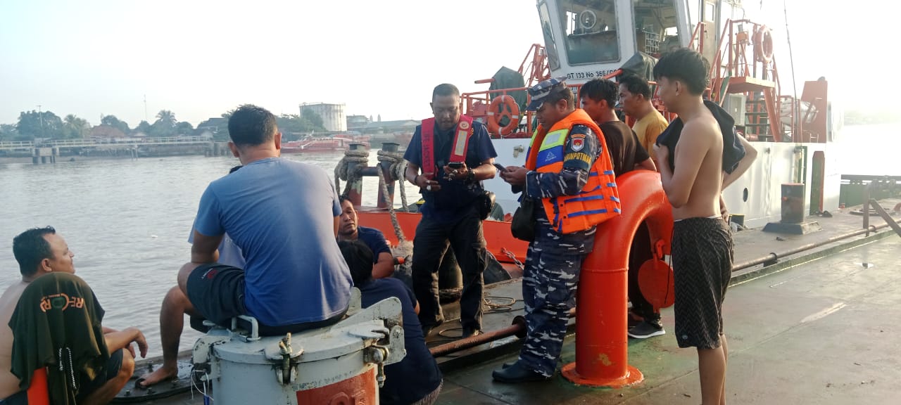 Tug Boat Tenggelam di Sungai Musi, Lanal Palembang Gerak Cepat Evakuasi ABK Selamat 1