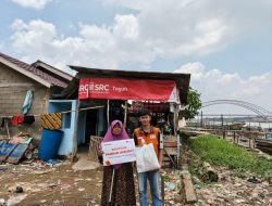 Rumah Zakat Berikan Bantuan Sembako Ringankan Beban Nenek Rohaya di Pesisir Sungai Musi