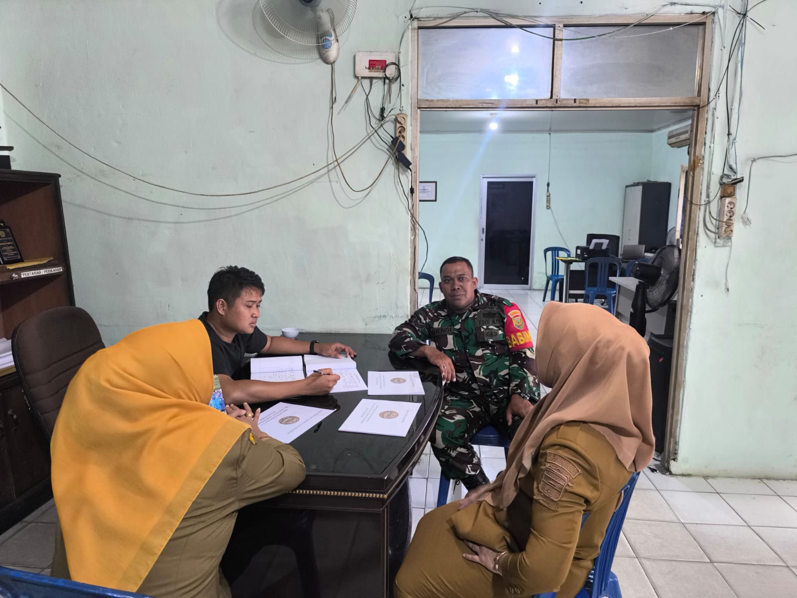 Babinsa Kelurahan Srimulya Jalin Sinergitas Tiga Pilar Lewat Komsos 1