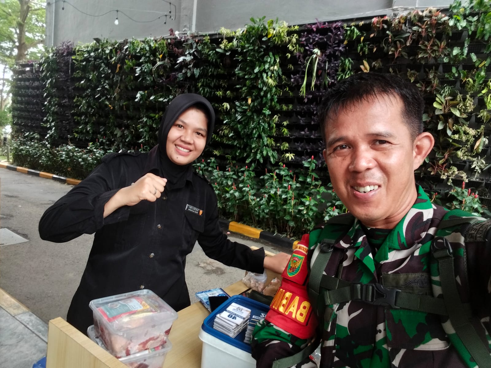 Babinsa 26 Ilir I Komsos dengan Security Hotel Batiqa, Wujudkan Sinergi Jaga Kamtibmas di Palembang 1