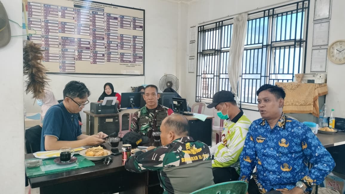 Babinsa Sako Ajak Warga Jaga Keamanan dan Kebersihan Lingkungan Lewat Komsos Rutin 1