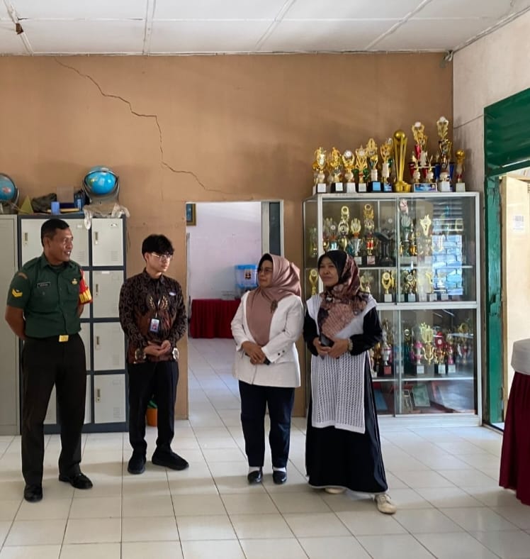 Babinsa Siring Agung Ajak Guru dan Siswa SMPN 33 Jaga Ketertiban dan Kebersihan Lingkungan Sekolah 1