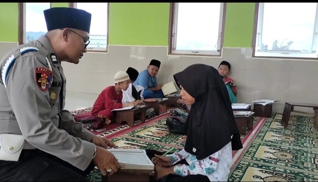 Polres Pagar Alam Tanamkan Cinta Al-Qur’an pada Santri Lewat Kegiatan Berbagi Buku Tulis 1