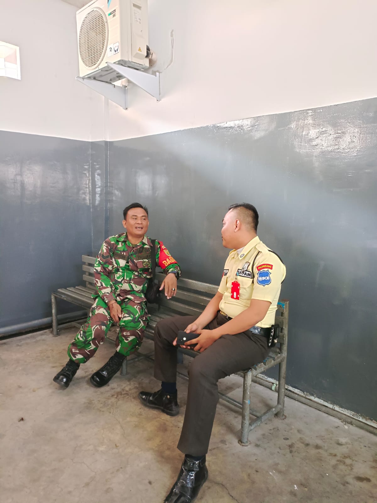Babinsa Koramil 418-02/Pakjo Laksanakan Komsos dengan Security Living Plaza Informa Palembang 1