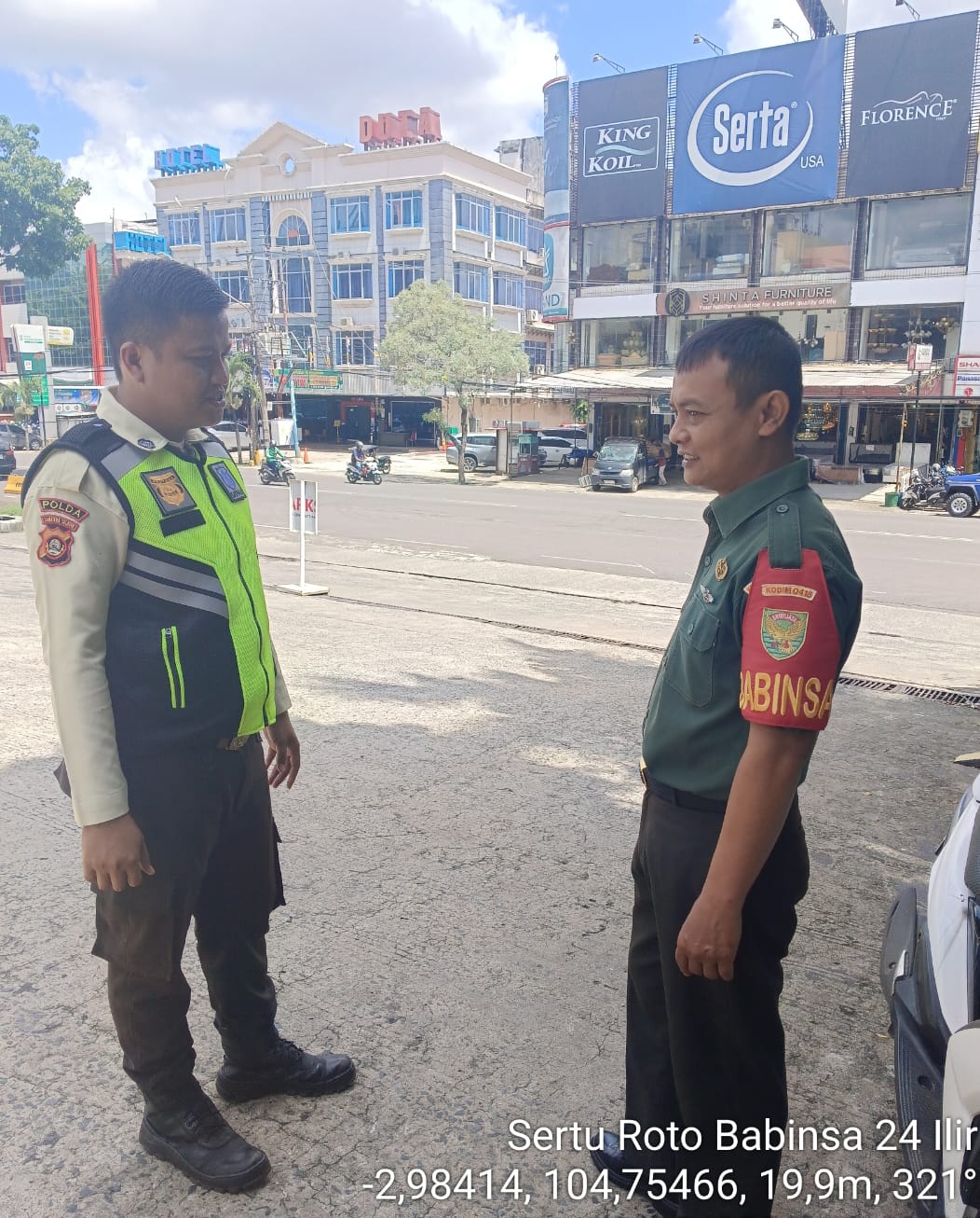 Babinsa 24 Ilir Lakukan Komsos dengan Security PIM, Ingatkan Kelancaran Lalin dan Kewaspadaan Keamanan 1