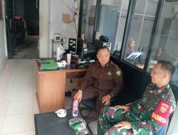 Babinsa Talang Semut Ingatkan Petugas Keamanan Sekolah Islamia untuk Antisipasi Banjir