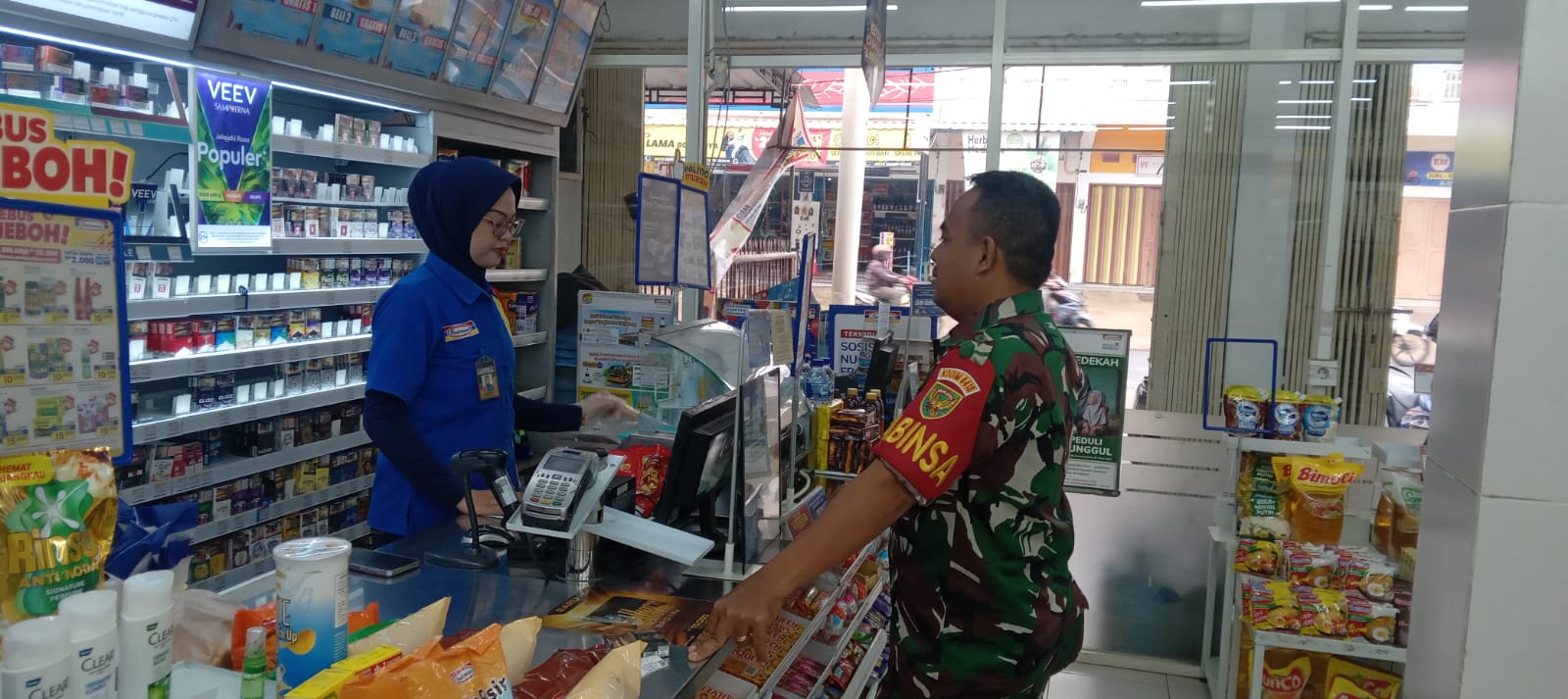 Babinsa Kelurahan 22 Ilir Laksanakan Komsos dan Berikan Imbauan Pelayanan Minimarket 1