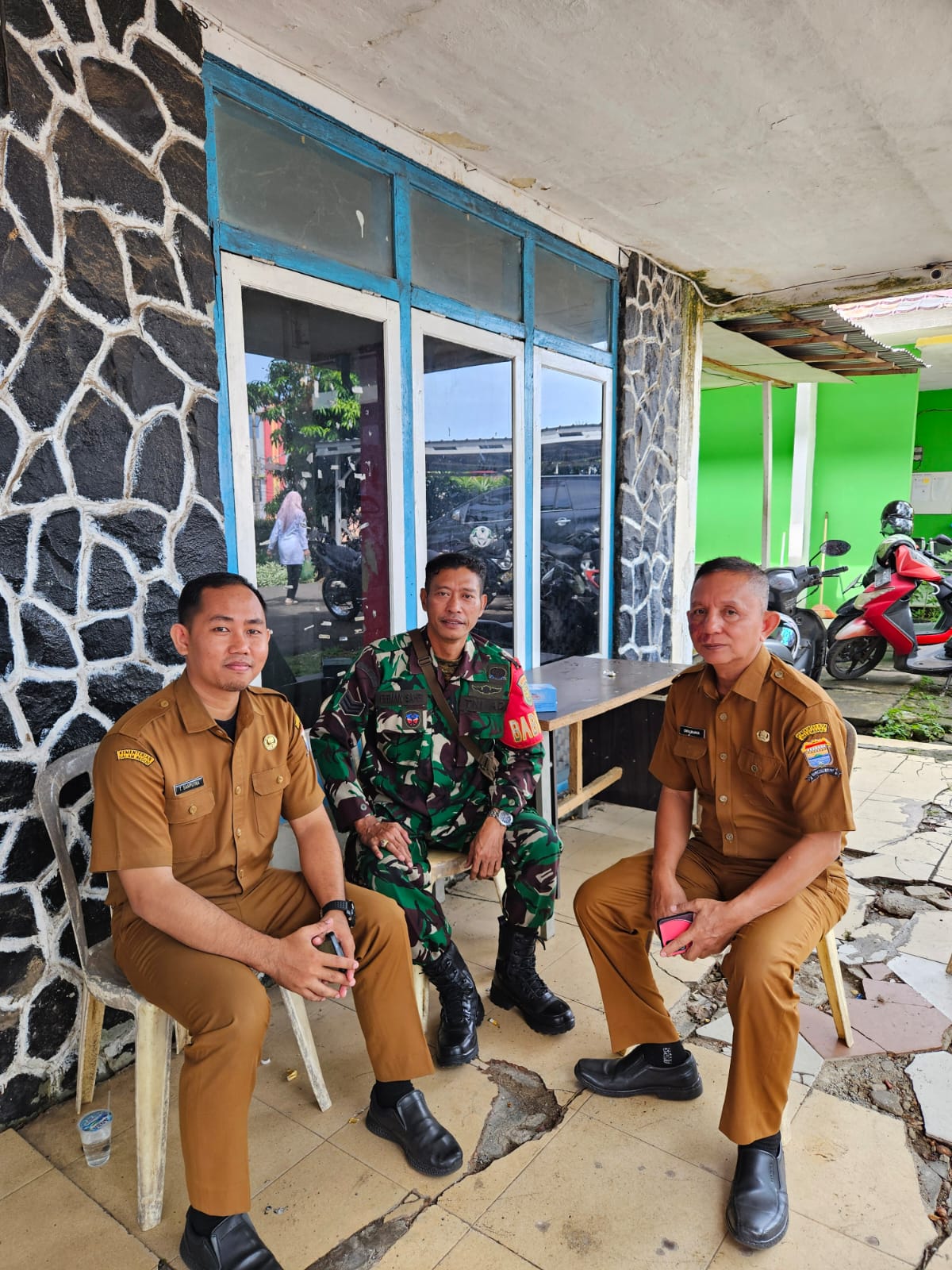 Babinsa Kelurahan Siring Agung Ajak Warga Tingkatkan Keamanan Lingkungan 1